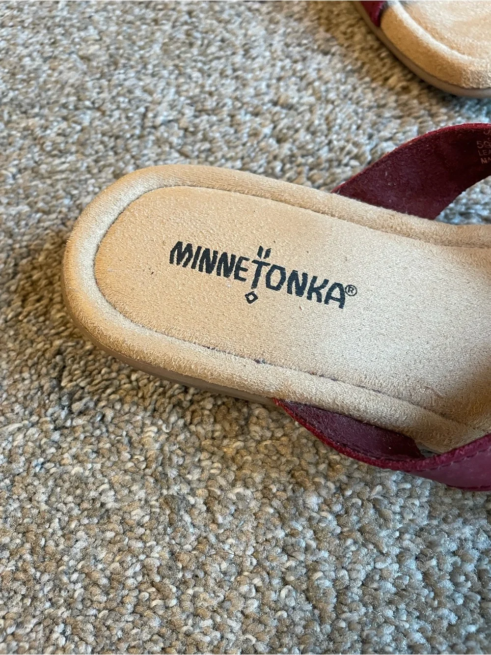 Minnetonka Women’s Siesta Burgundy Slide Sandals with Decorative Medallions Sz 8